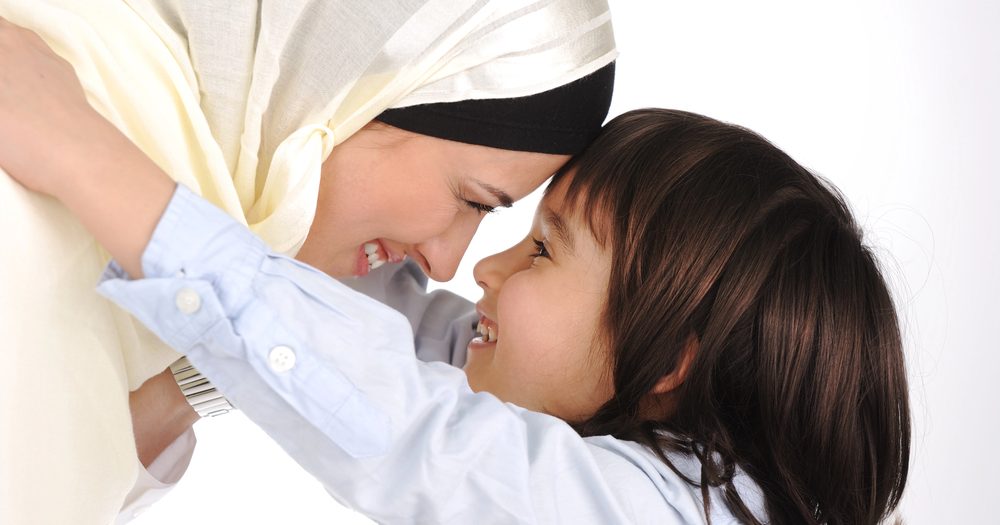 Fotografija prikazuje muslimanku koja grli dijete