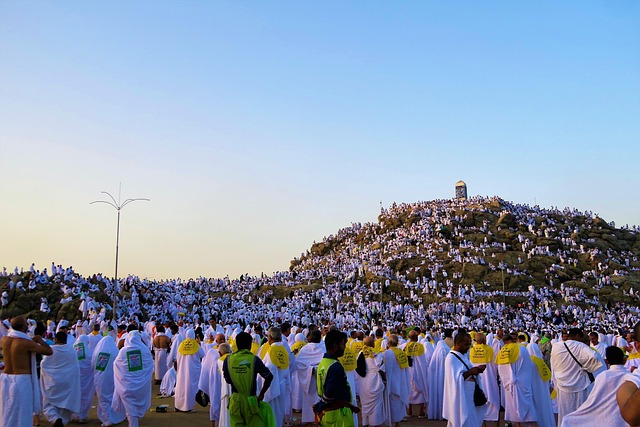 Worshippers gather at Mount Arafat